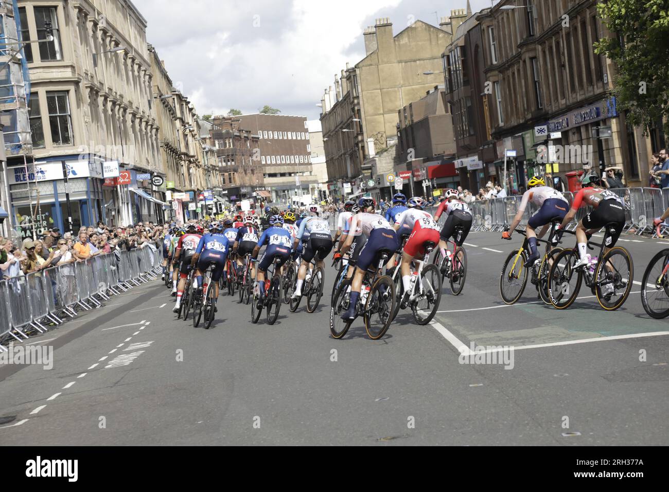 Peloton in der Byres Road. Zu den Fahrern zählen unter anderem Vollering aus den Niederlanden, Agnieska Sojka-Skalniak aus Polen, Lotte Kopekcy aus den Niederlanden, Silvia Persico aus Italien, Soraya Paladin aus Italien, Alison Jackson aus Kanada, Kata Blanka Vas aus Ungarn und Lauren Stephens aus den USA. Die UCI Cycling World Championships endeten mit dem Women Elite Road Race, das in Loch Lomond begann und mit sechs Runden auf den Straßen von Glasgow endete. Glasgow, Schottland, Großbritannien. August 2023. Quelle: Elizabeth Leyden/Alamy Live News Stockfoto
