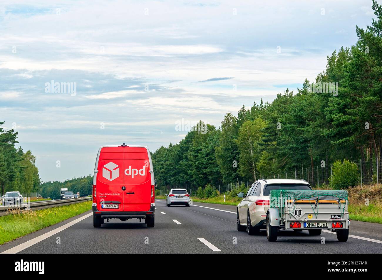 Prignitz, Deutschland - 12. August 2023: dpd-Lieferwagen für Pakete auf einer Autobahn in Deutschland. Stockfoto