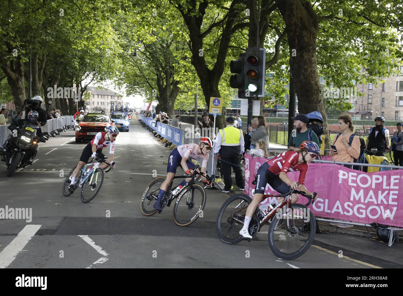 Glasgow, Schottland, Großbritannien. 13. August 2023. Glasgow, Schottland, Großbritannien. Die UCI-Radweltmeisterschaft endete mit dem Women Elite Road Race, das am Loch Lomond begann und mit sechs Runden auf den Straßen der Stadt Glasgow endete. Kredit: Elizabeth Leyden/Alamy Live News Stockfoto