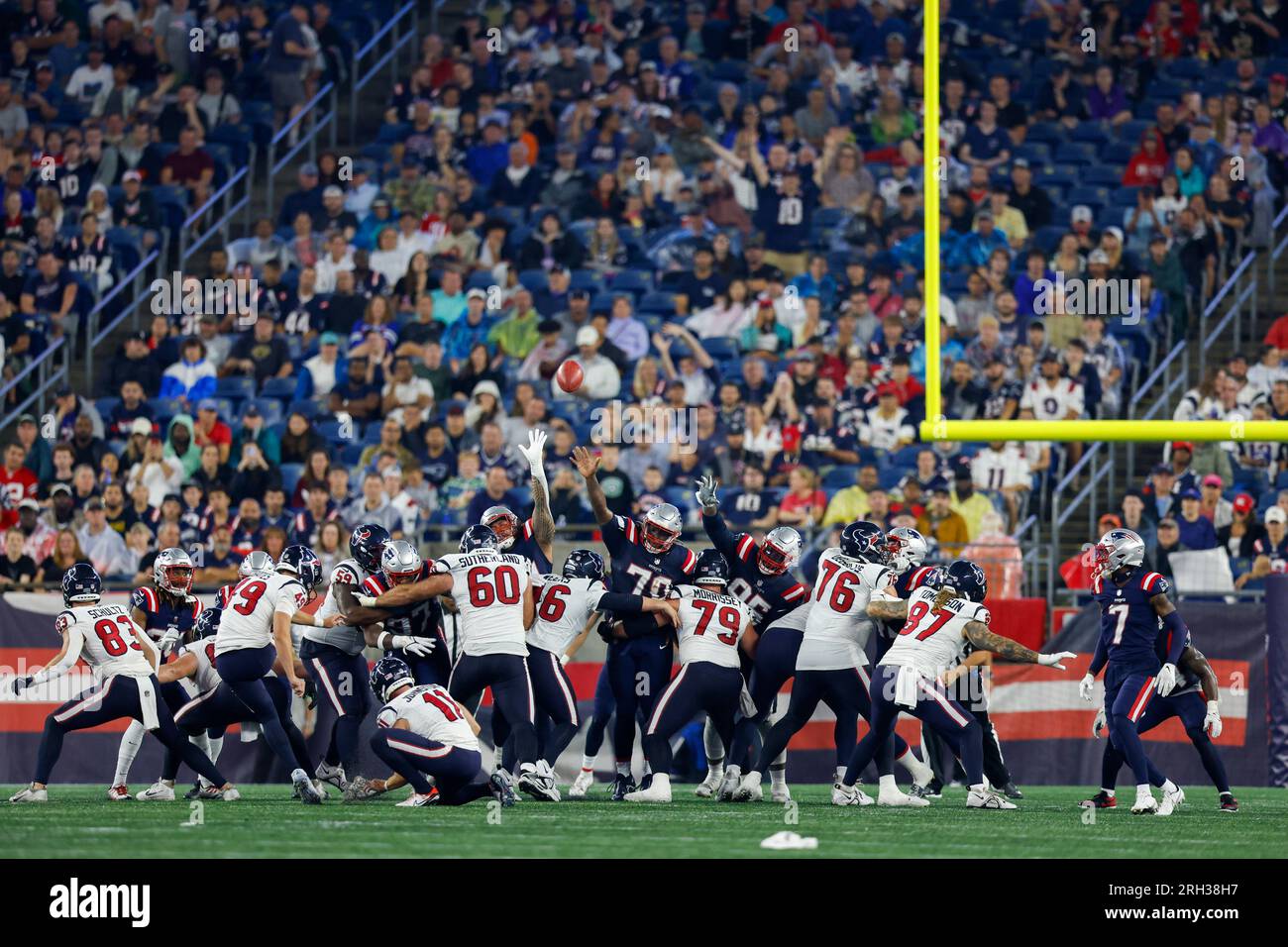 Houston Texans place kicker Jake Bates (49) makes an extra point during the first half of an NFL pre-season football game against the New England Patriots, Thursday, Aug. 10, 2023, in Foxborough, Mass. (AP Photo/Greg M. Cooper) Stockfoto