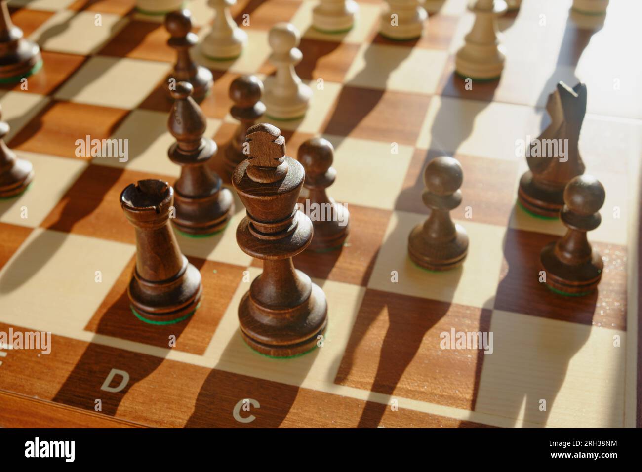 Lange Besetzung von 0-0-0 des schwarzen Schachkönigs und des Turms während des Spiels Stockfoto