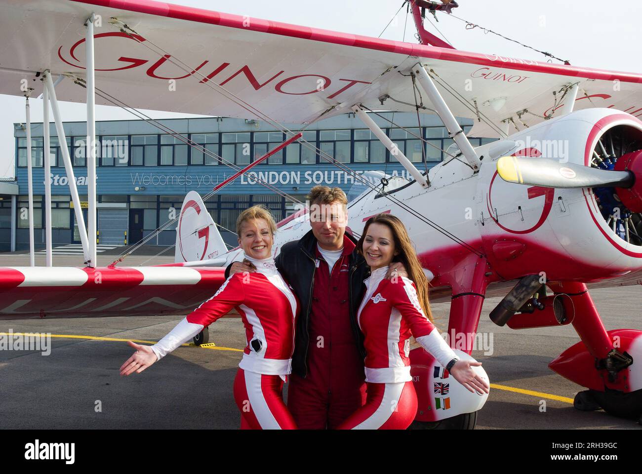 Guinot sponserte das Aerosuperbatics Wing-Team Lorraine Sadler, Danielle del Buono (Nee Danielle Hughes) und Martyn Carrington am Flughafen Southend Stockfoto