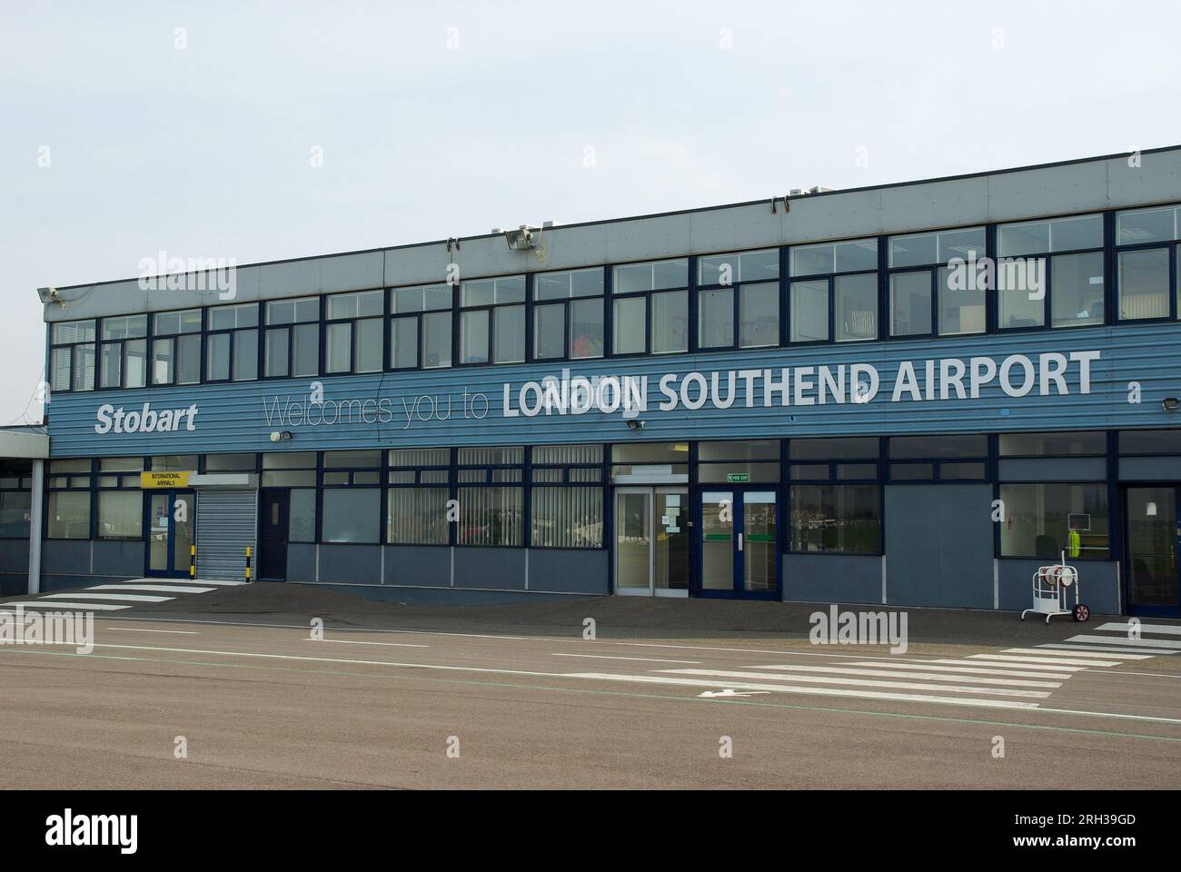 Stobart London Southend Airport Terminal Building, Southend on Sea, Essex, UK. Mit Schriftzeichen, Name des Flughafens. Alte Klemme vor der Erweiterung Stockfoto