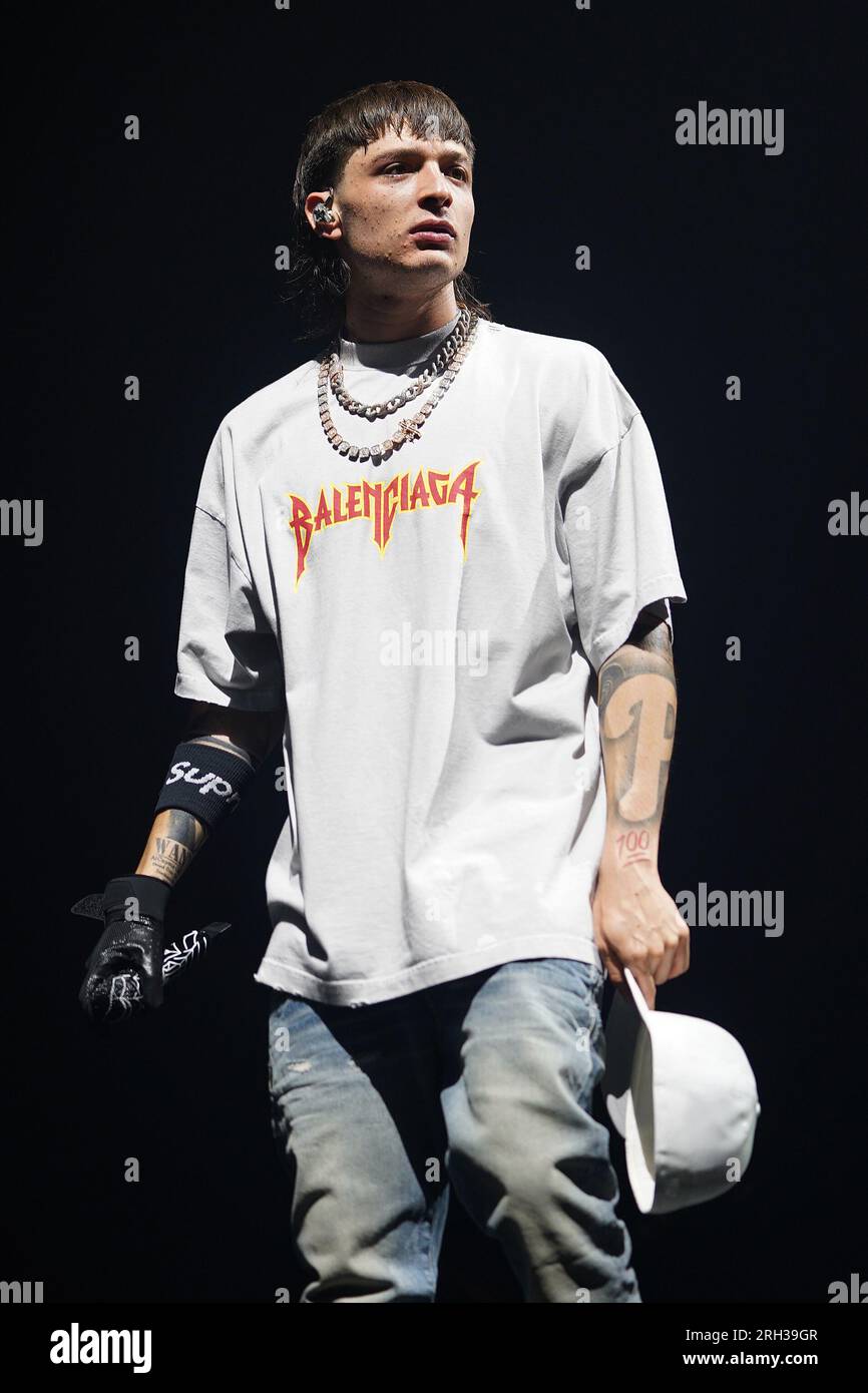 Irving, Texas, USA: Mexikanischer Rapper, Musiker und Sänger Hassan Emilio Kabande Laija, professionell bekannt als Peso Pluma, tritt am Samstag, den 12. August 2023 im Pavillon der Toyota Music Factory auf. (Kreditbild: © Javier Vicencio/Eyepix via ZUMA Press Wire) NUR REDAKTIONELLE VERWENDUNG! Nicht für den kommerziellen GEBRAUCH! Stockfoto