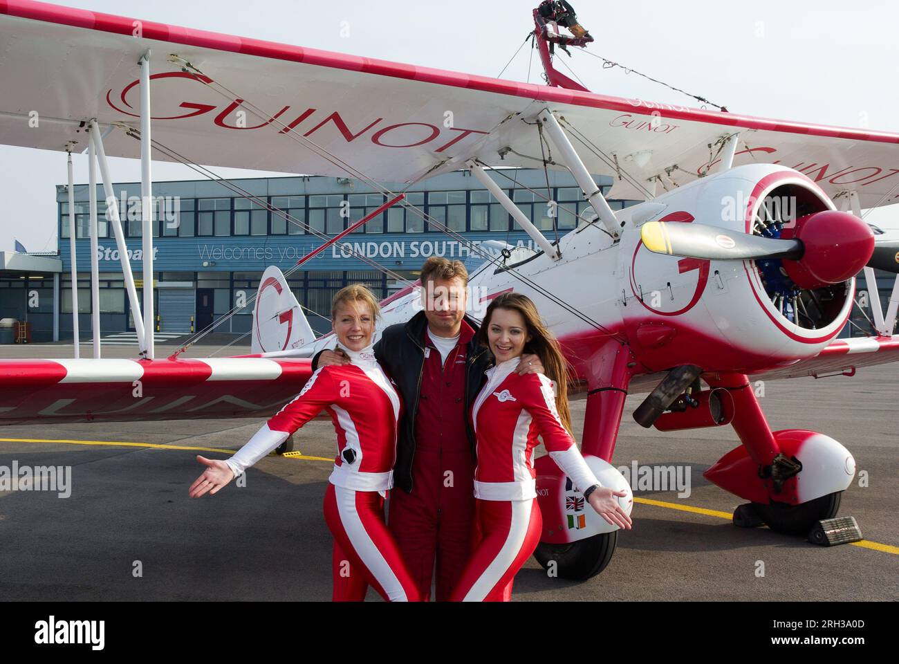 Guinot sponserte das Aerosuperbatics Wingwalking-Team Lorraine Sadler, Danielle del Buono (Nee Danielle Hughes) und Martyn Carrington am Flughafen Southend Stockfoto