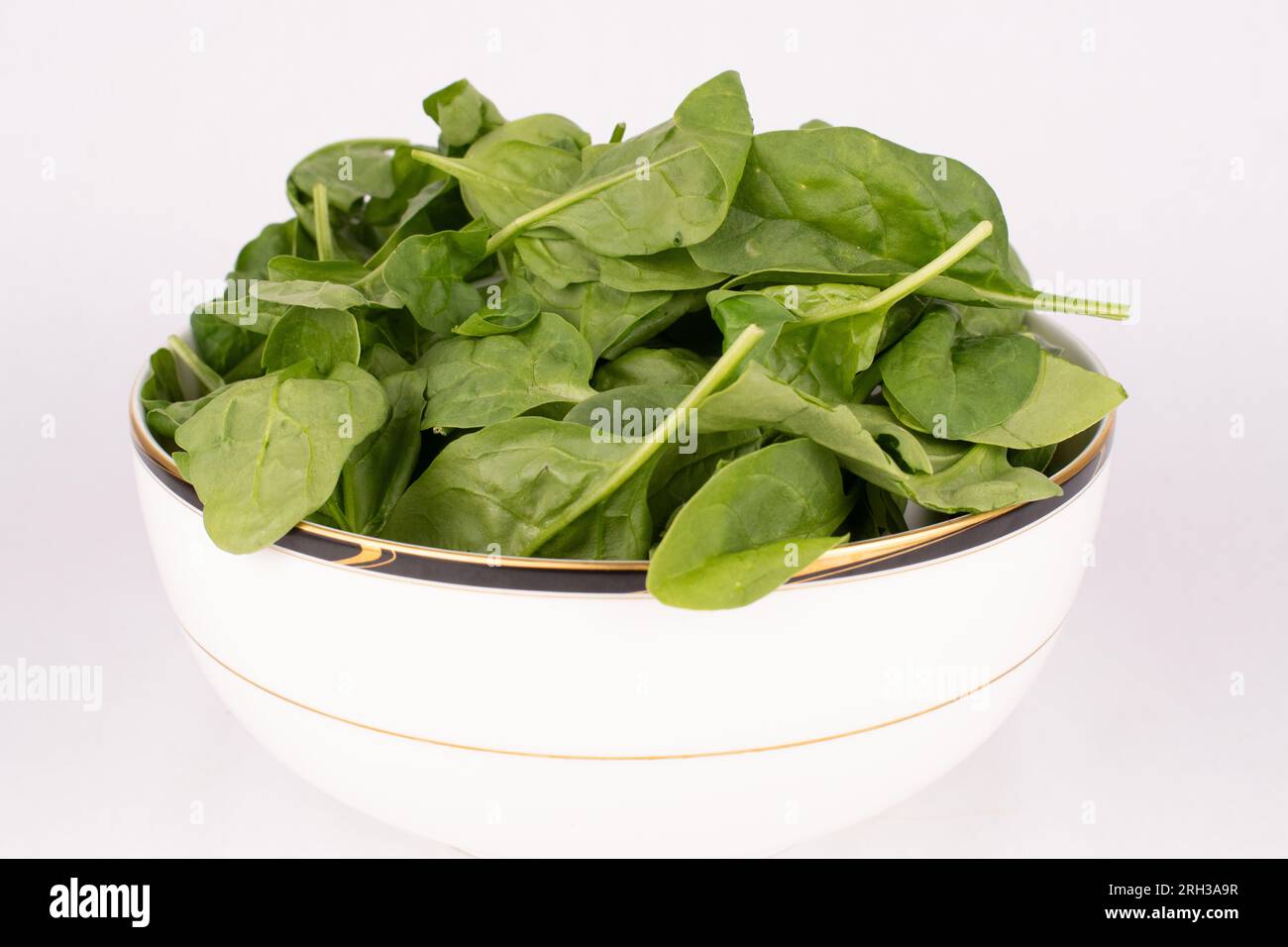 Frischer Spinat ist eine schicke Schüssel Stockfoto