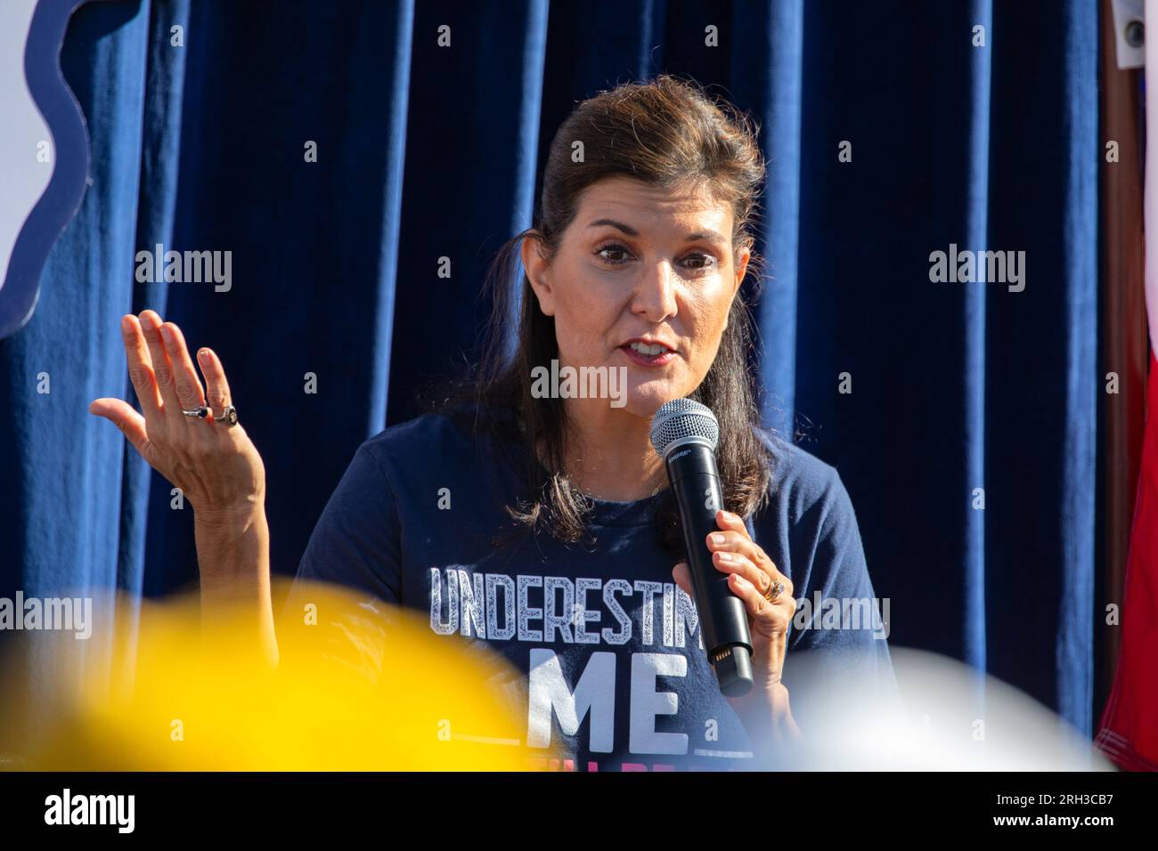 Des Moines, Iowa, USA - 12. August 2023: Nikki Haley, ehemaliger Gouverneur und republikanischer Präsidentschaftskandidat der Republik South Carolina, begrüßt Anhänger auf der Iowa State Fair in des Moines, Iowa. Stockfoto