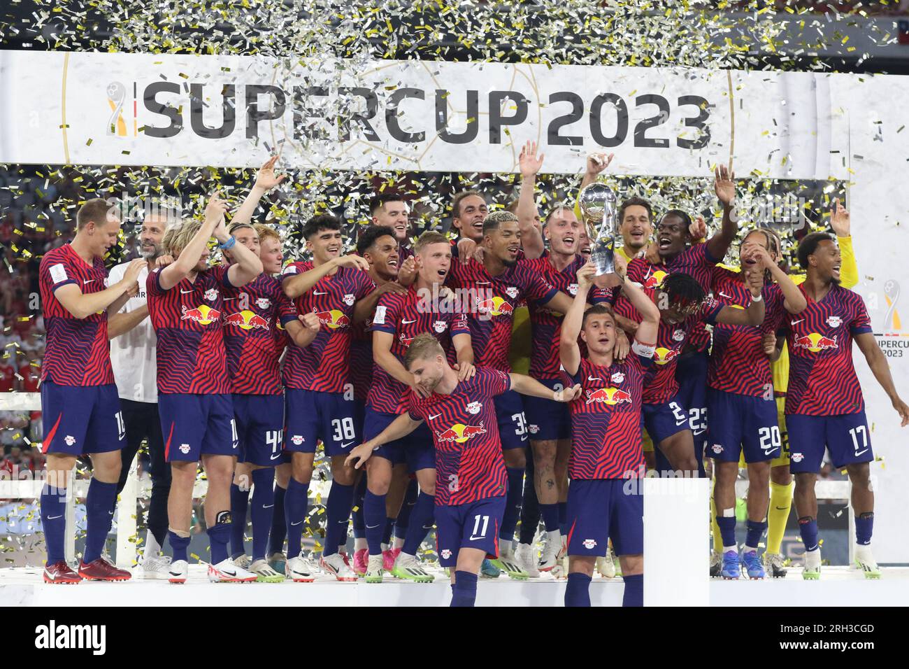 MÜNCHEN, Deutschland - 12. AUGUST 2023: 4 Willi Orban (C) mit der Trophäe feiern die Spieler von RB Leipzig mit der Gewinnertrophäe, nachdem sie am 12. August in München das Spiel Supercup 2023 zwischen dem FC Bayern München und RB Leipzig in der Allianz Arena gewonnen haben. DFL, Fussball, 0:3 (Foto und Copyright @ ATP images/Arthur THILL FC RB-LEIPZIG Spieler und Ersatz für dieses Spiel: 21 Janis Blaswich (Keeper), 2 Mohamed Simakan, 4 Willi Orban (C), 7 Dani Olmo, 11 Timo Werner, 17 Lois Openda, 20 Xavi Simons, 22 David Raum, 24 Xaver Schlager, 39 Benjamin Henrichs, 44 Kevin Kampl, 9 Yussuf Poulsen, 10 Mio. Eur Stockfoto