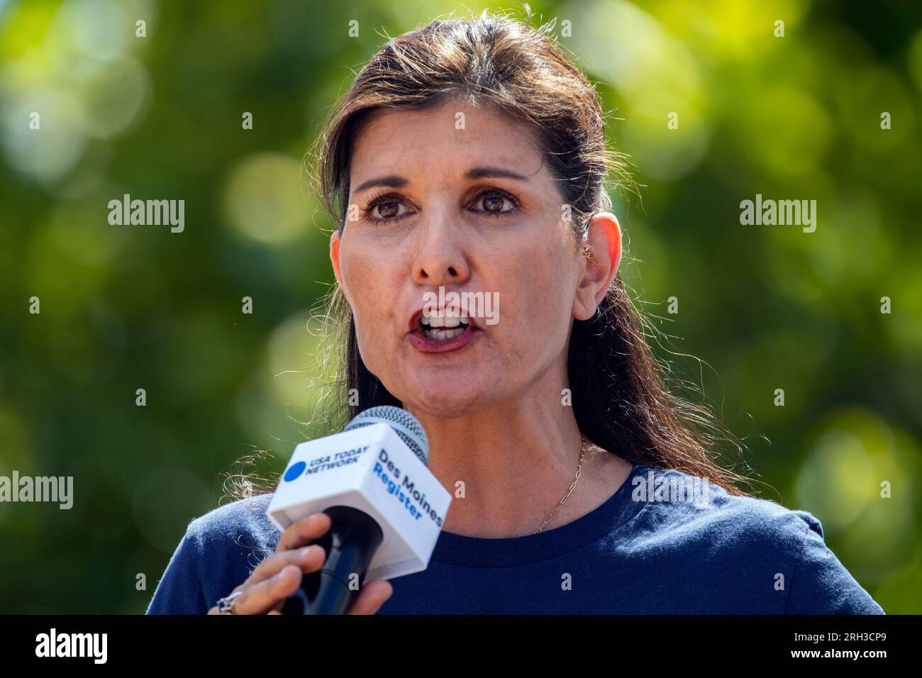 Des Moines, Iowa, USA - 12. August 2023: Nikki Haley, ehemaliger Gouverneur und republikanischer Präsidentschaftskandidat der Republik South Carolina, begrüßt Anhänger auf der Iowa State Fair in des Moines, Iowa. Stockfoto