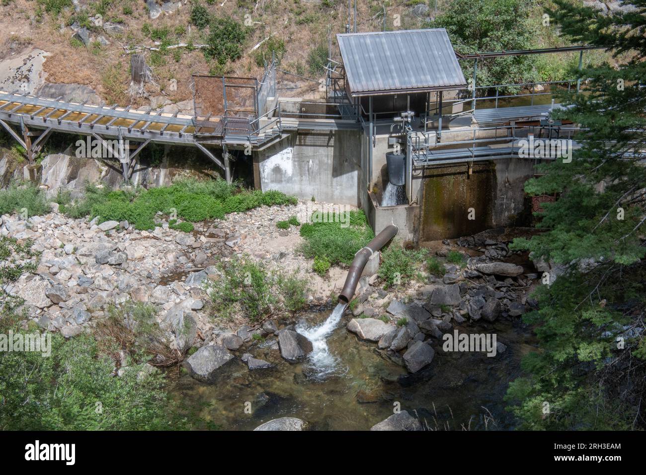 Spring Gap-Stanislaus Hydroelectric Project im Stanislaus River in den Bergen der Sierra Nevada in Kalifornien. Stockfoto