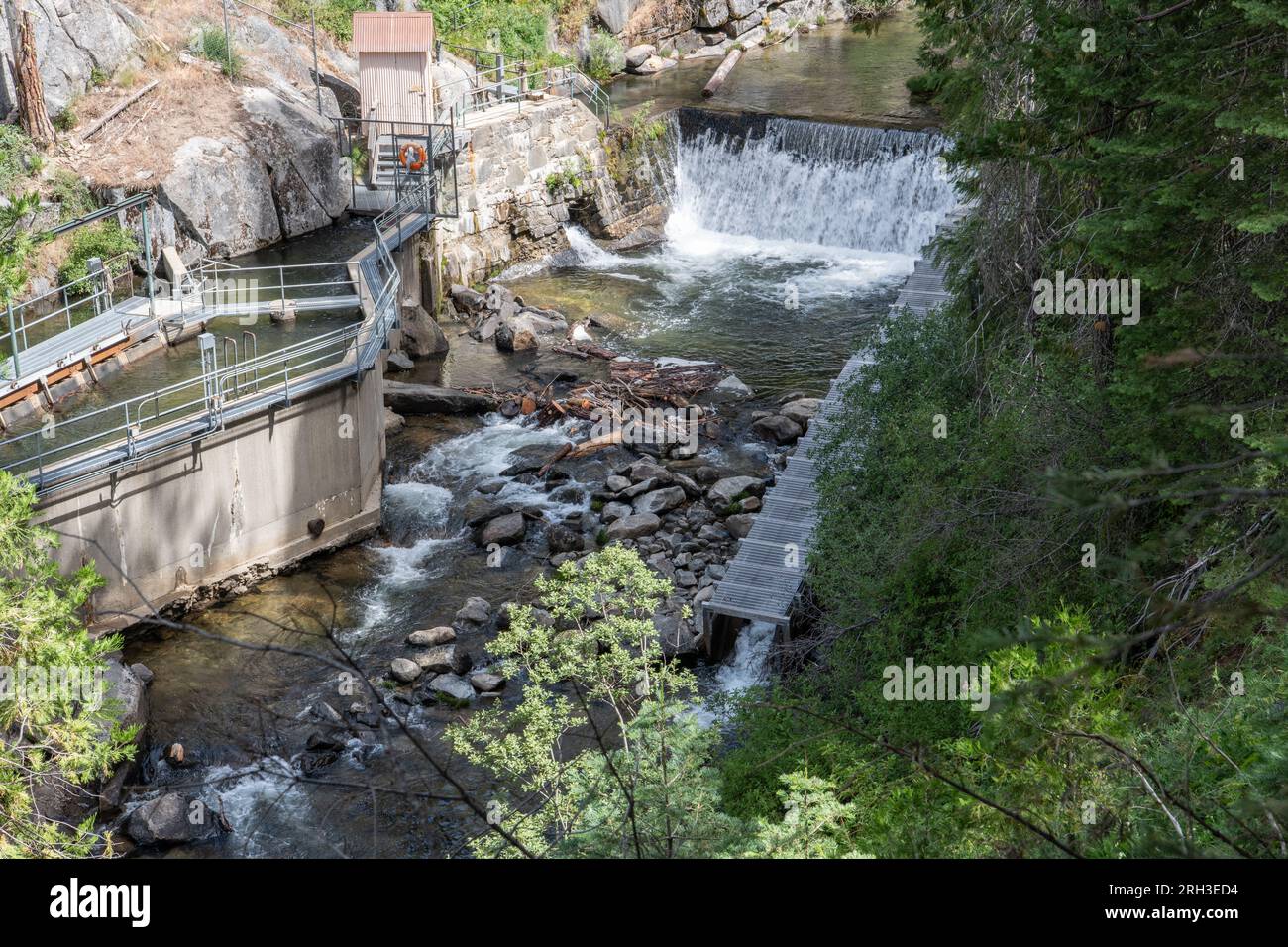 Spring Gap-Stanislaus Hydroelectric Project im Stanislaus River in den Bergen der Sierra Nevada in Kalifornien. Stockfoto