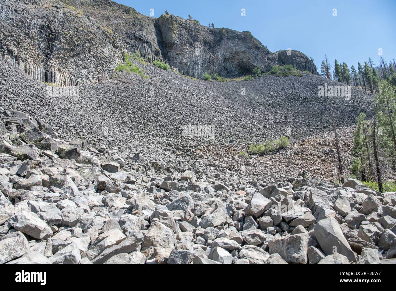 Basalt-Felsformationen in den Säulen der Giants, ein ungewöhnliches geologisches Merkmal des Sonora Pass in den Sierra Nevada Mountains von Kalifornien. Stockfoto