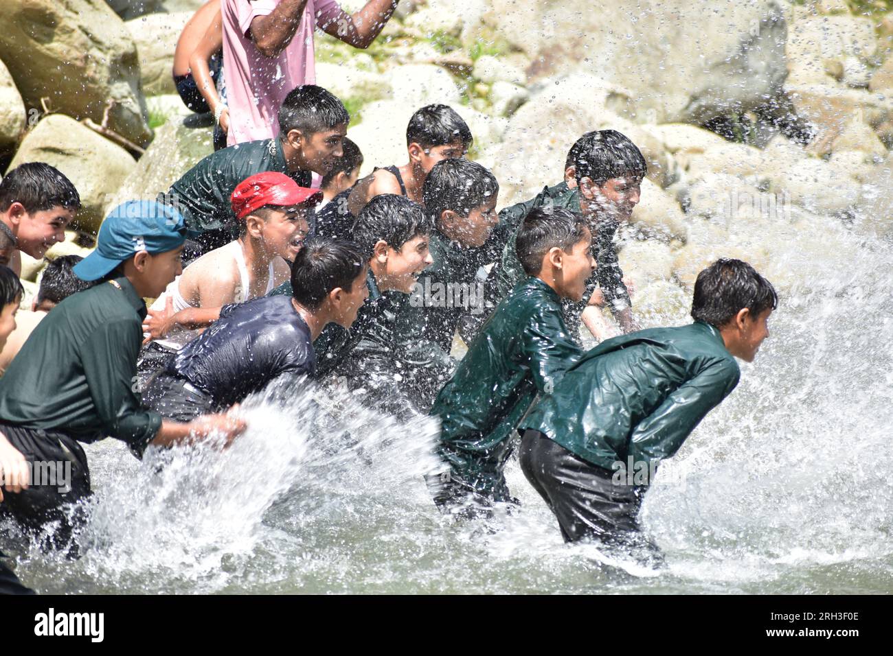 Doodhganga Yousmarg, Kaschmir. Am 13. August finden Kashmiri-Studenten eine Pause von der Hitze, während sie sich im erfrischenden Wasser von Doodhganga Yousmarg abkühlen und einen glitzernden Tag zu einem unvergesslichen Erlebnis machen. Fotos nach Guthaben: Danish Showkat/Alamy Live News Stockfoto