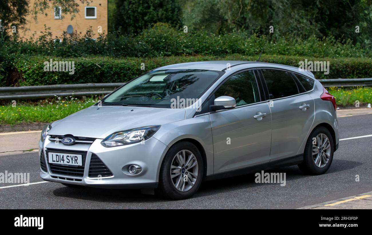 Milton Keynes, Großbritannien - Aug 13. 2023: 2014 silberner Ford Focus Titanwagen, der auf einer englischen Landstraße fährt. Stockfoto