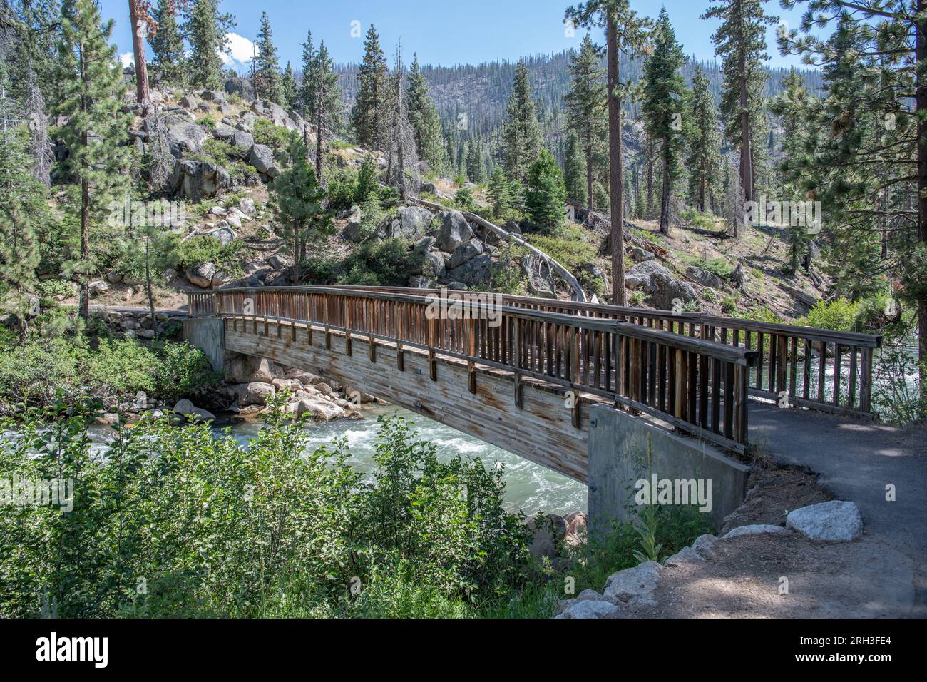 Eine hölzerne Brücke über die mittlere Gabelung des Stanislaus in den Bergen der Sierra Nevada in Kalifornien, USA. Stockfoto