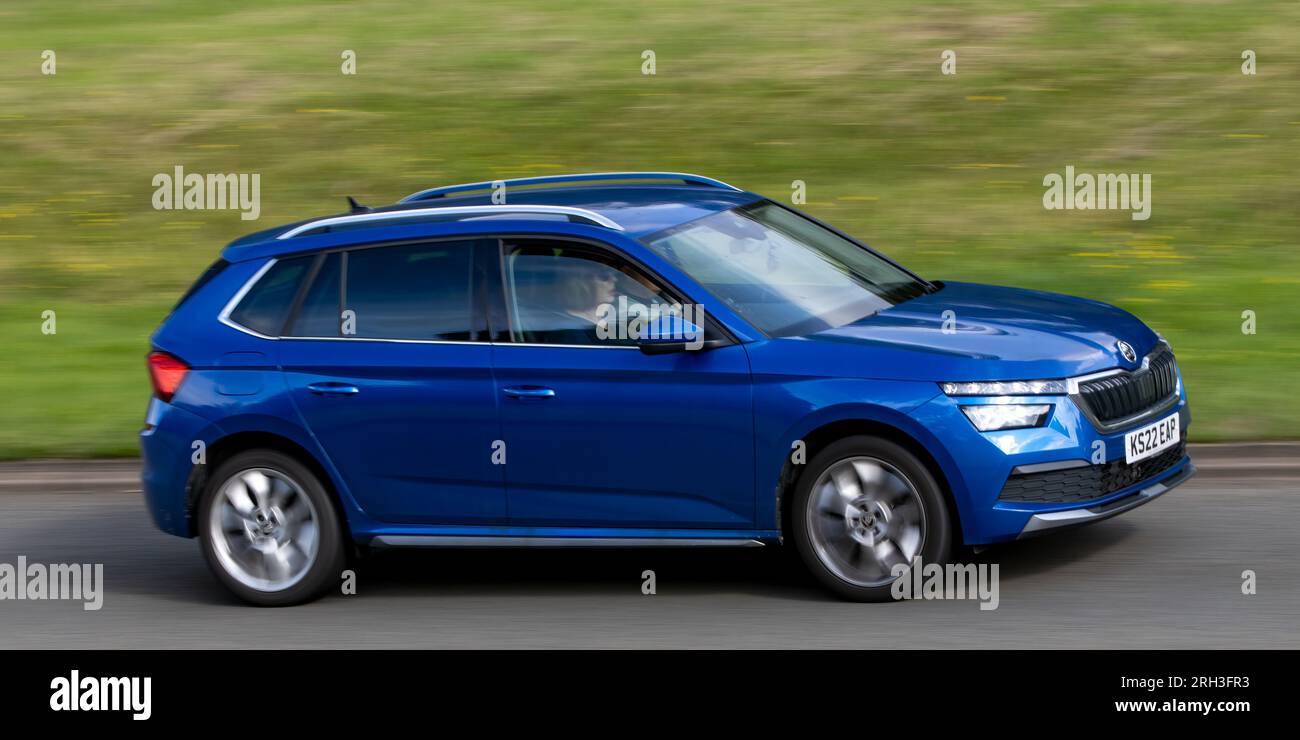 Milton Keynes, UK - Aug 10. 2023: Blaues 2022 Skoda Kamiq Auto, das auf einer englischen Landstraße fährt. Stockfoto