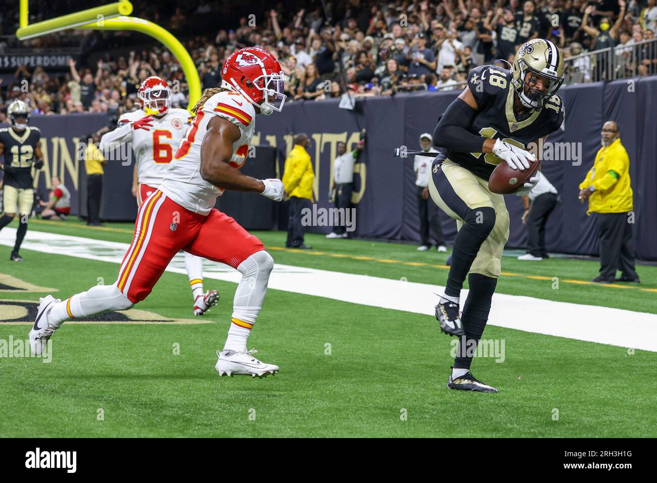 New Orleans, USA. 13. August 2023: Der Wide Receiver der New Orleans Saints Keith Kirkwood (18) bringt einen Touchdown-Pass für die NFL-Vorsaison-Action zwischen den New Orleans Saints und den Kansas City Chiefs im Caesars Superdome in New Orleans, LA. Jonathan Mailhes/CSM (Kreditbild: © Jonathan Mailhes/Cal Sport Media) Kredit: CAL Sport Media/Alamy Live News Stockfoto