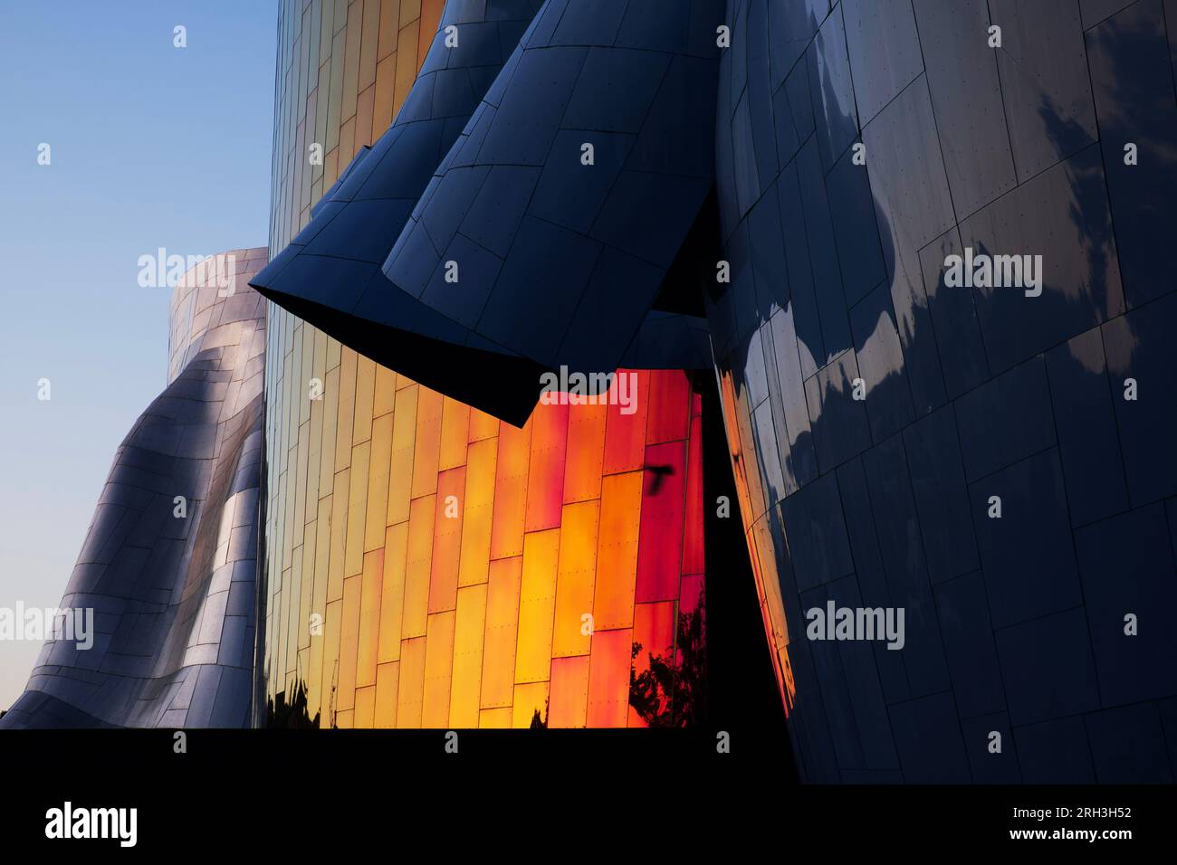 Untergehende Sonne spielt mit den rostfreien Standseiten des MoPOP-Museums in Seattle, WA, das vom Architekten Frank Gehry entworfen wurde. Stockfoto