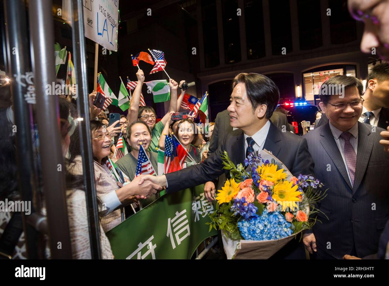 New York City, Usa. 13. Aug. 2023. Taiwan Vice President William Lai, Center, wird von Unterstützern begrüßt, als er am 13. August 2023 im Lotte Hotel in New York City, New York, ankommt. Lai hielt auf dem Weg von Taipei nach Paraguay in Manhattan an. Kredit: Shufu Liu/Taiwan Presidential Office/Alamy Live News Stockfoto