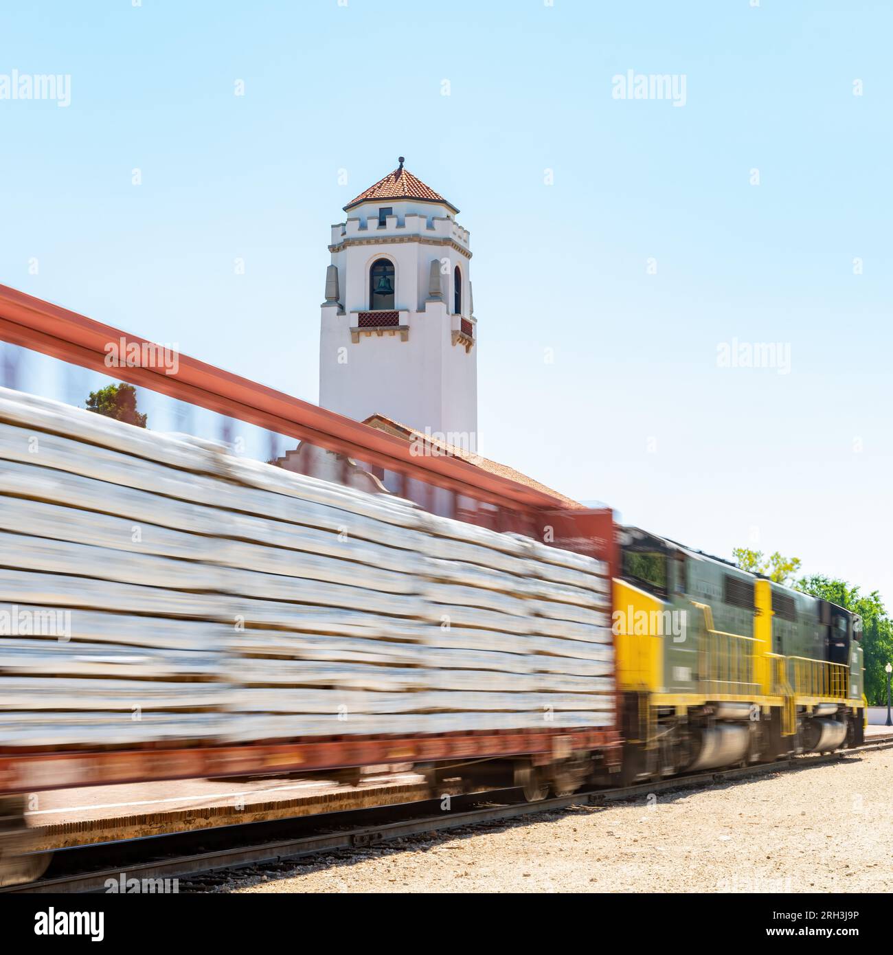 Zugdepot von Boise mit Motion Blur Zugautos passieren Stockfoto