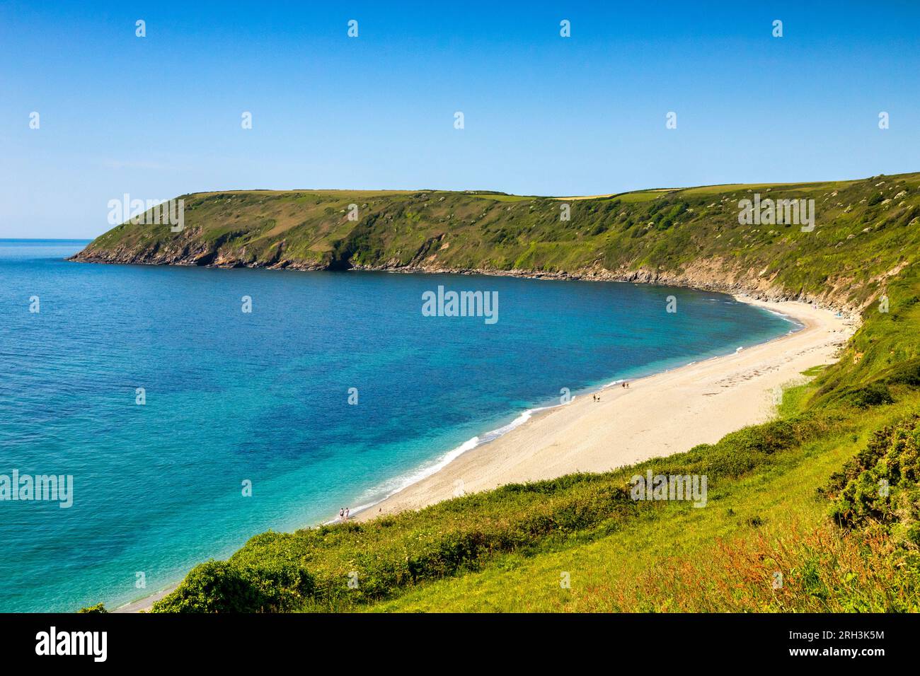 28. Mai 2023: Vault Beach, Roseland Peninsula, Cornwall, Vereinigtes Königreich. Klarer blauer Himmel und ein fast einsamer Strand. Stockfoto