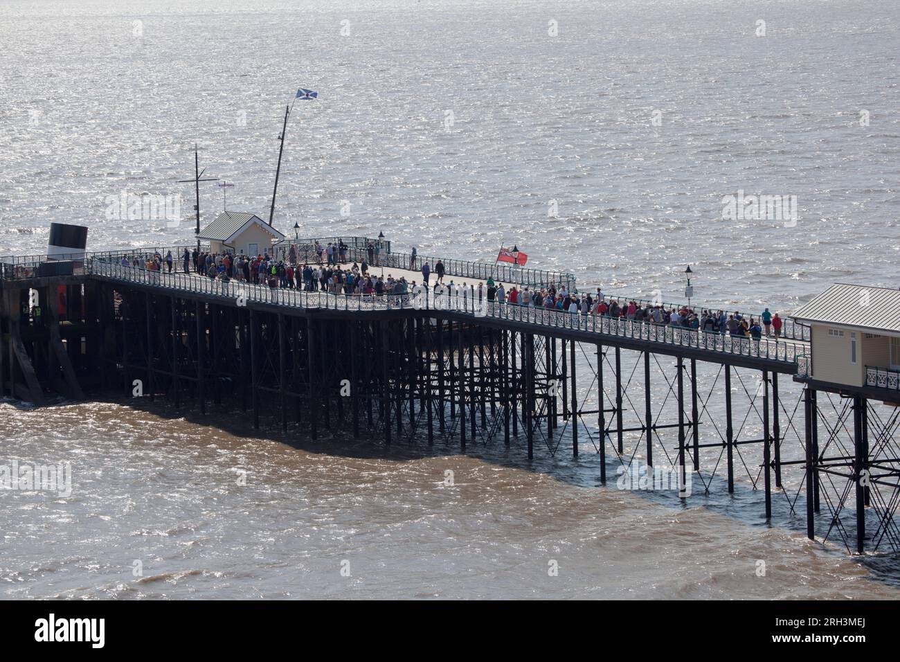 Passagiere, die vom Penarth Pier Penarth South Wales auf das Waverley-Schiff warten Stockfoto