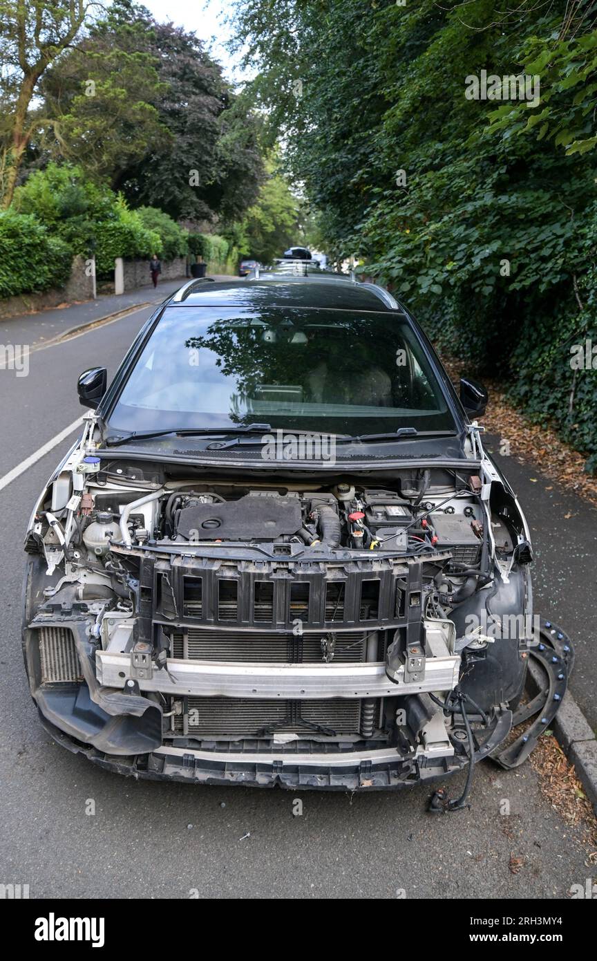 Ampton Road, Edgbaston, Birmingham 13. August 2023: Ein Peugeot 3008 GT LINE BL SUV ist ein weiteres Opfer von Birminghams krimineller Welle des „Car Kannibalismus“. Das Fenster auf der Beifahrerseite wurde zertrümmert, wodurch der Fahrzeugmotor zugänglich war und die Gauner Bleche wie Motorhaube, Stoßfänger und Scheinwerfer entfernen konnten. Die Straße wird von Immobilien mit einem Wert von etwa einer Million Pfund flankiert. Autobesitzer parken ihre Autos oft, um zu Fuß zum nahe gelegenen Edgbaston Cricket Stadium zu gehen, und lassen ihre Fahrzeuge oft mehrere Stunden unbeaufsichtigt. Kredit: Stop Press Media/Alamy Live News Stockfoto