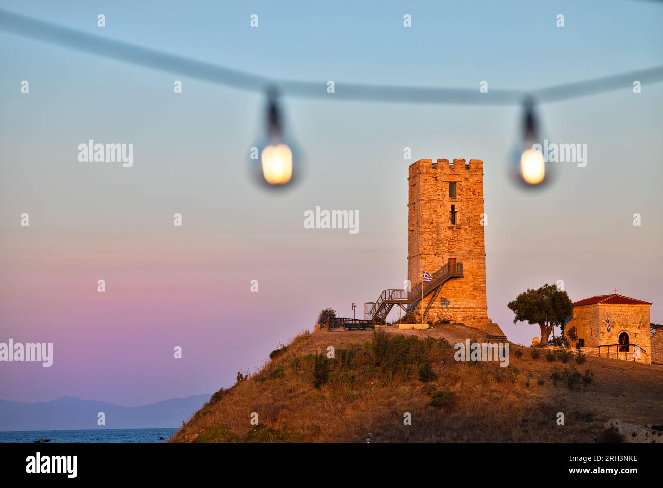 Der byzantinische Turm des Hafens Nea Fokea auf der Halbinsel Kassandra in der griechischen Region Chalkidiki bei Dämmerung Stockfoto