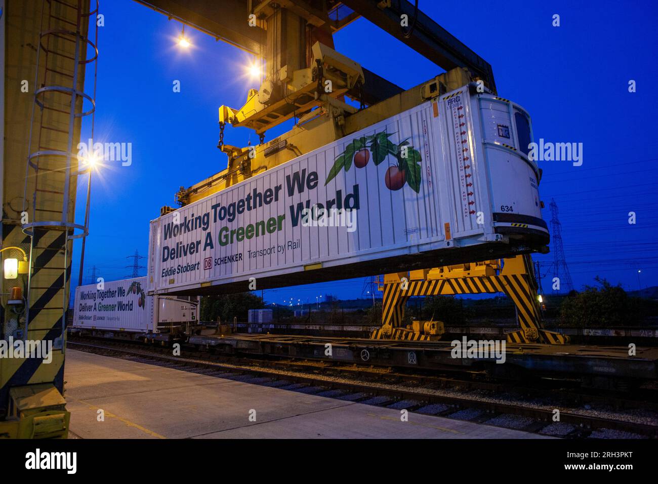 Eddie Stobart startete eine kohlenstoffarme Bahnfrachtreise durch Europa mit spanischem Obst und Gemüse auf der Schiene nach Dagenham, Ost-London. Stockfoto