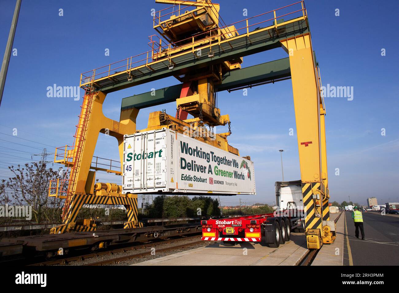 Eddie Stobart startete eine kohlenstoffarme Bahnfrachtreise durch Europa mit spanischem Obst und Gemüse auf der Schiene nach Dagenham, Ost-London. Stockfoto