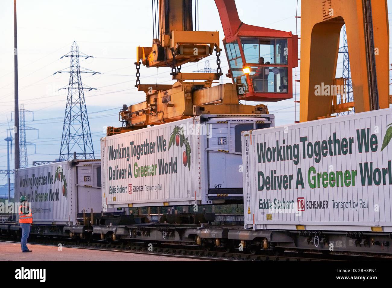 Eddie Stobart startete eine kohlenstoffarme Bahnfrachtreise durch Europa mit spanischem Obst und Gemüse auf der Schiene nach Dagenham, Ost-London. Stockfoto