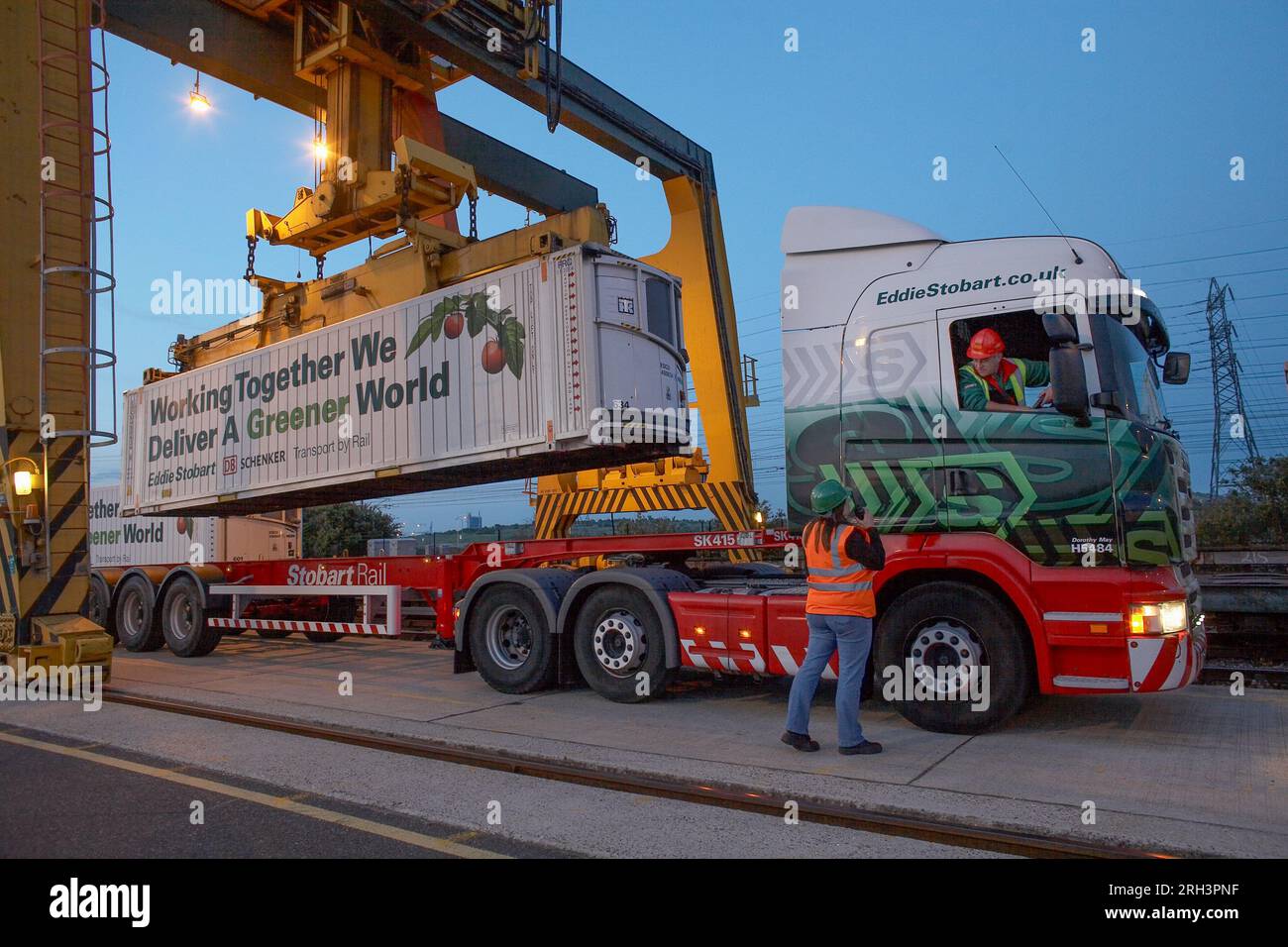 Eddie Stobart startete eine kohlenstoffarme Bahnfrachtreise durch Europa mit spanischem Obst und Gemüse auf der Schiene nach Dagenham, Ost-London. Stockfoto