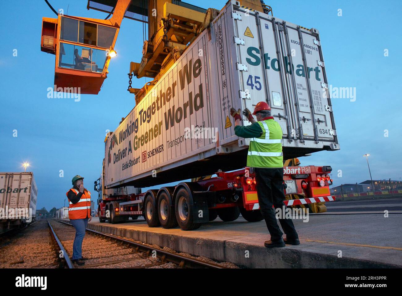 Eddie Stobart startete eine kohlenstoffarme Bahnfrachtreise durch Europa mit spanischem Obst und Gemüse auf der Schiene nach Dagenham, Ost-London. Stockfoto