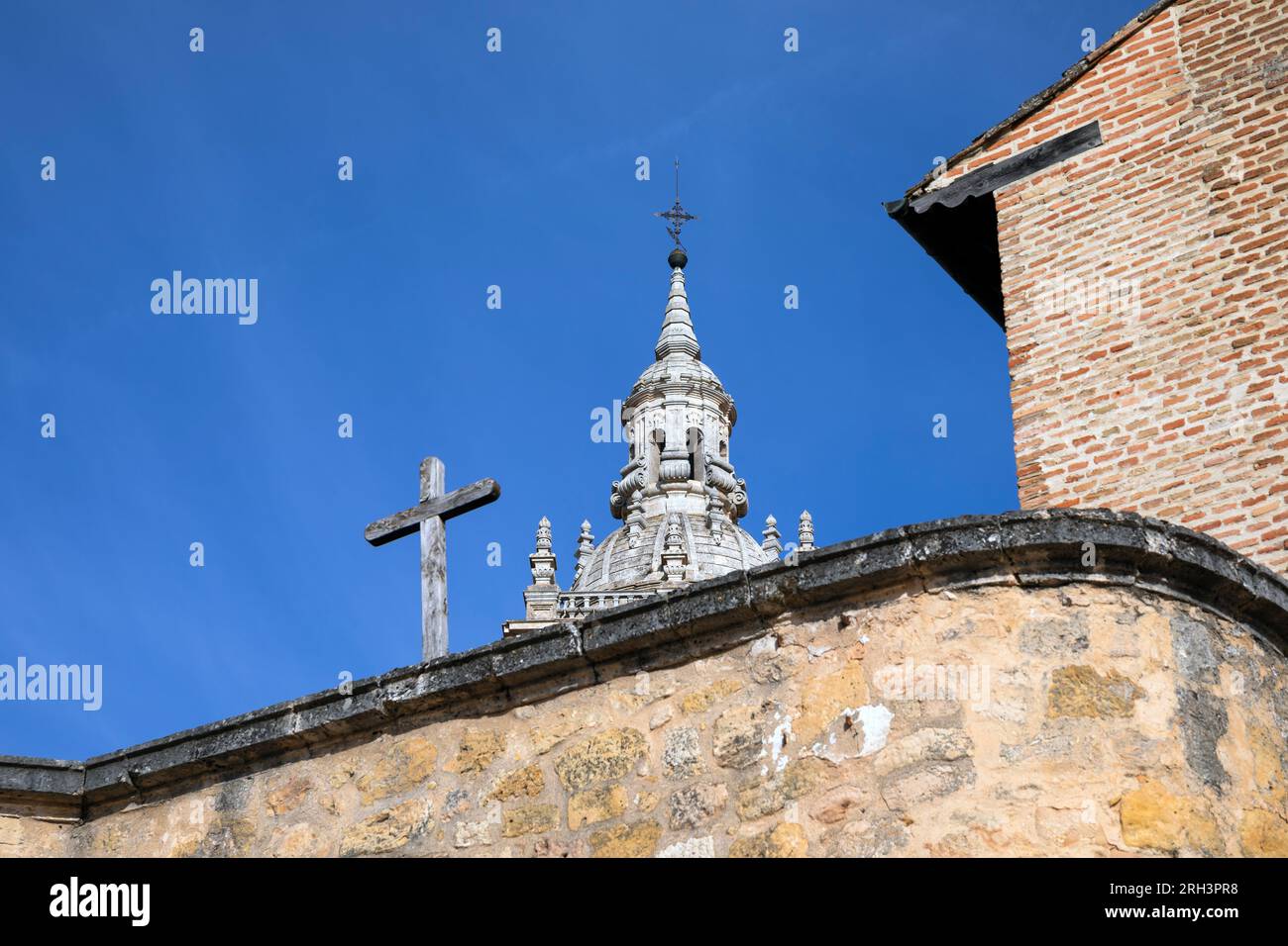 Europa, Spanien, Kastilien und Leon, Burgo de Osma, die Kathedrale von Burgo de Osma (Kirchturm) vom Puerta de San Miguel Gateway Stockfoto