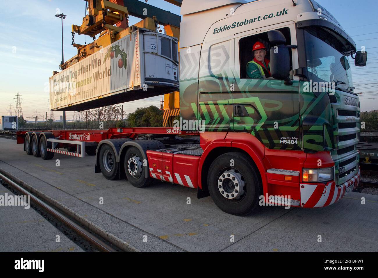 Eddie Stobart startete eine kohlenstoffarme Bahnfrachtreise durch Europa mit spanischem Obst und Gemüse auf der Schiene nach Dagenham, Ost-London. Stockfoto