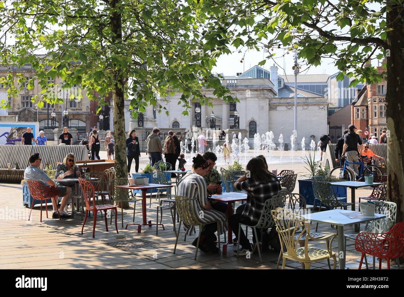 Entspannen Sie in einem Café am Queen Victoria Square in Hull mit Ferens Art Gallery Beyond, East Riding of Yorkshire, UK Stockfoto