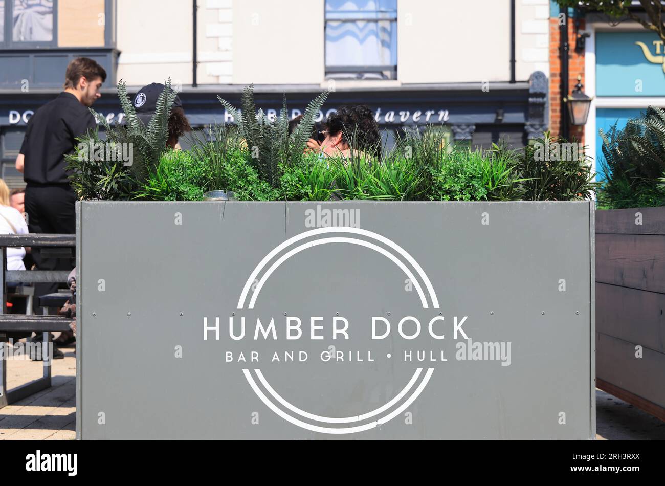 Trendige Bars an der Humber Dock Street in Hull, South Yorkshire, Großbritannien Stockfoto