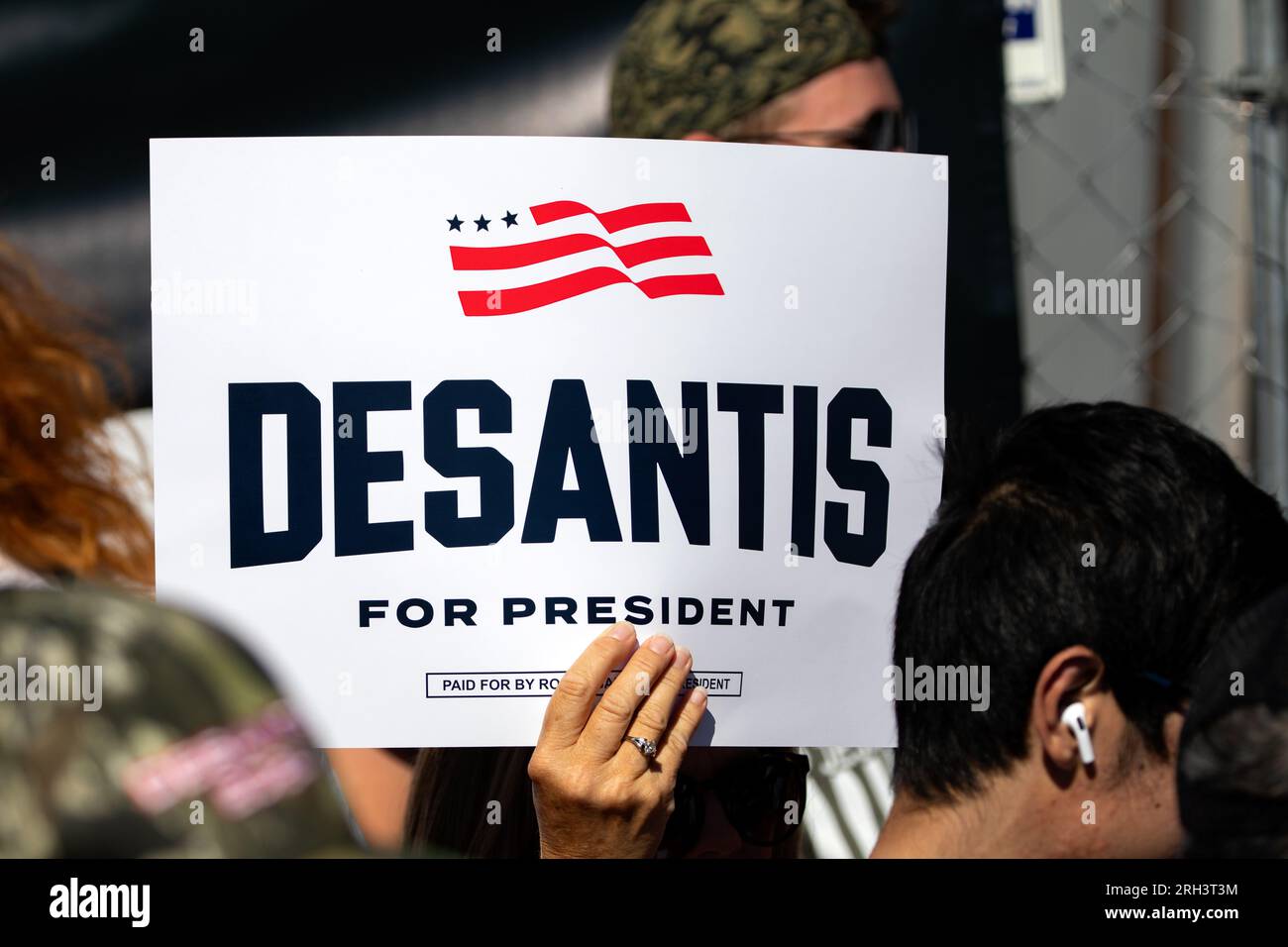 Des Moines, Iowa, USA - 12. August 2023: Ein Unterstützer des Gouverneurs von Florida, Ron DeSantis, hält ein Schild auf der Iowa State Fair in des Moines, Iowa, USA. Stockfoto