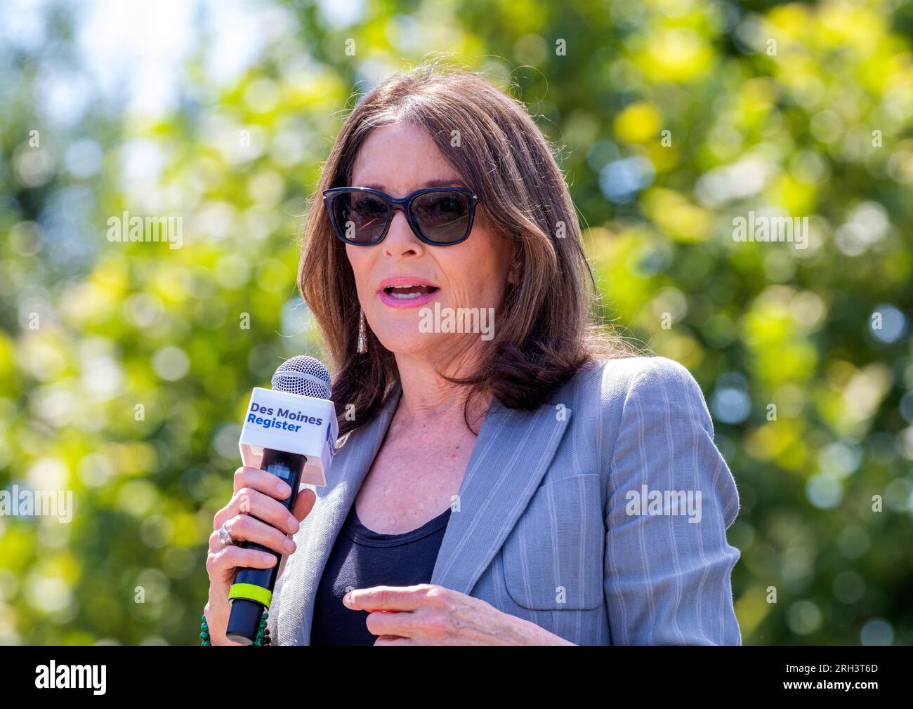 Des Moines, Iowa, USA - 12. August 2023: Die demokratische Präsidentschaftskandidatin Marianne Williamson spricht auf der Iowa State Fair in des Moines, Iowa, USA. Stockfoto