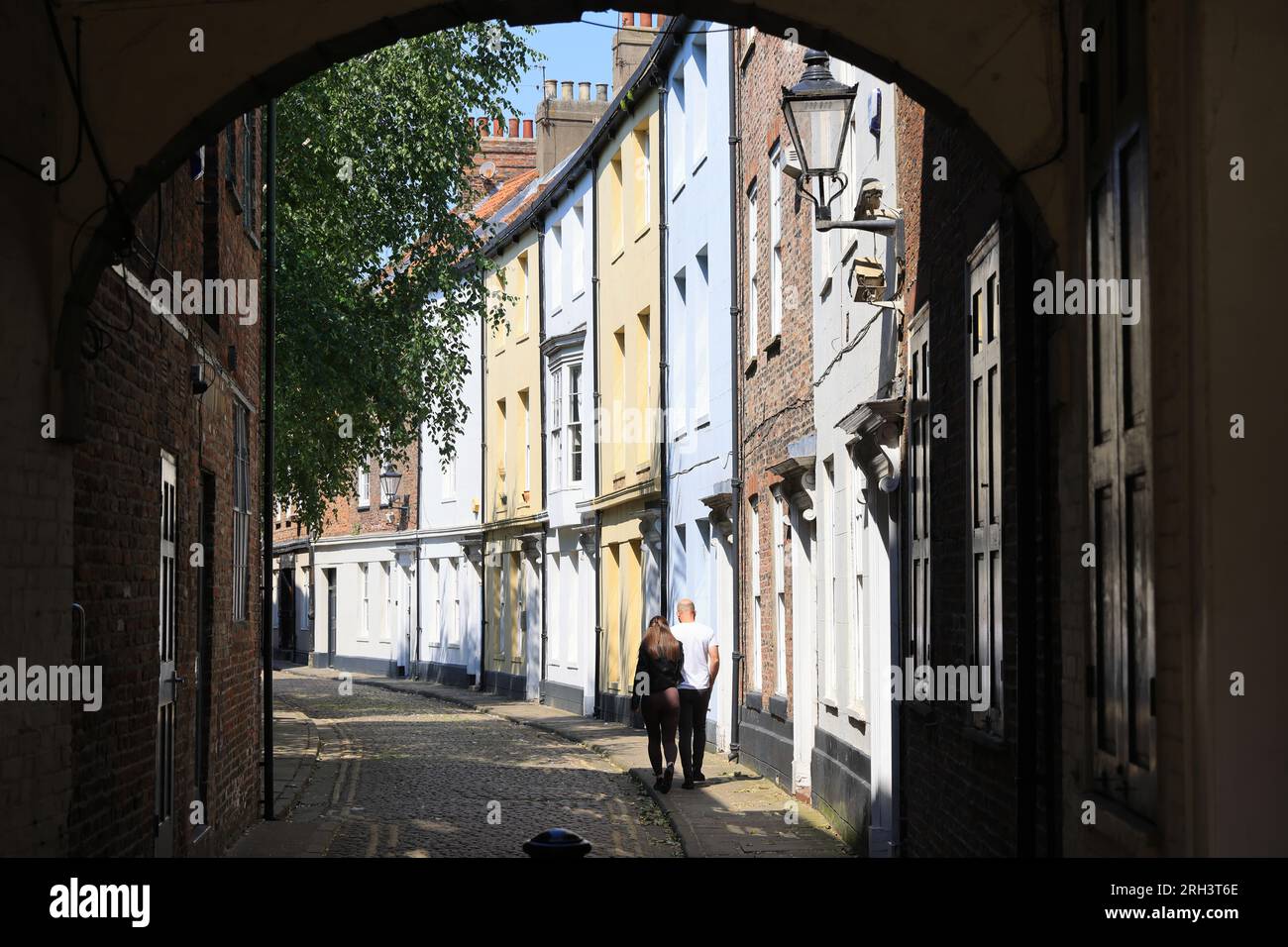 Geschwungene Terrasse mit pastellfarbenen georgianischen Häusern in der historischen Prince Street in Hull Old Town, East Yorkshire, Großbritannien Stockfoto