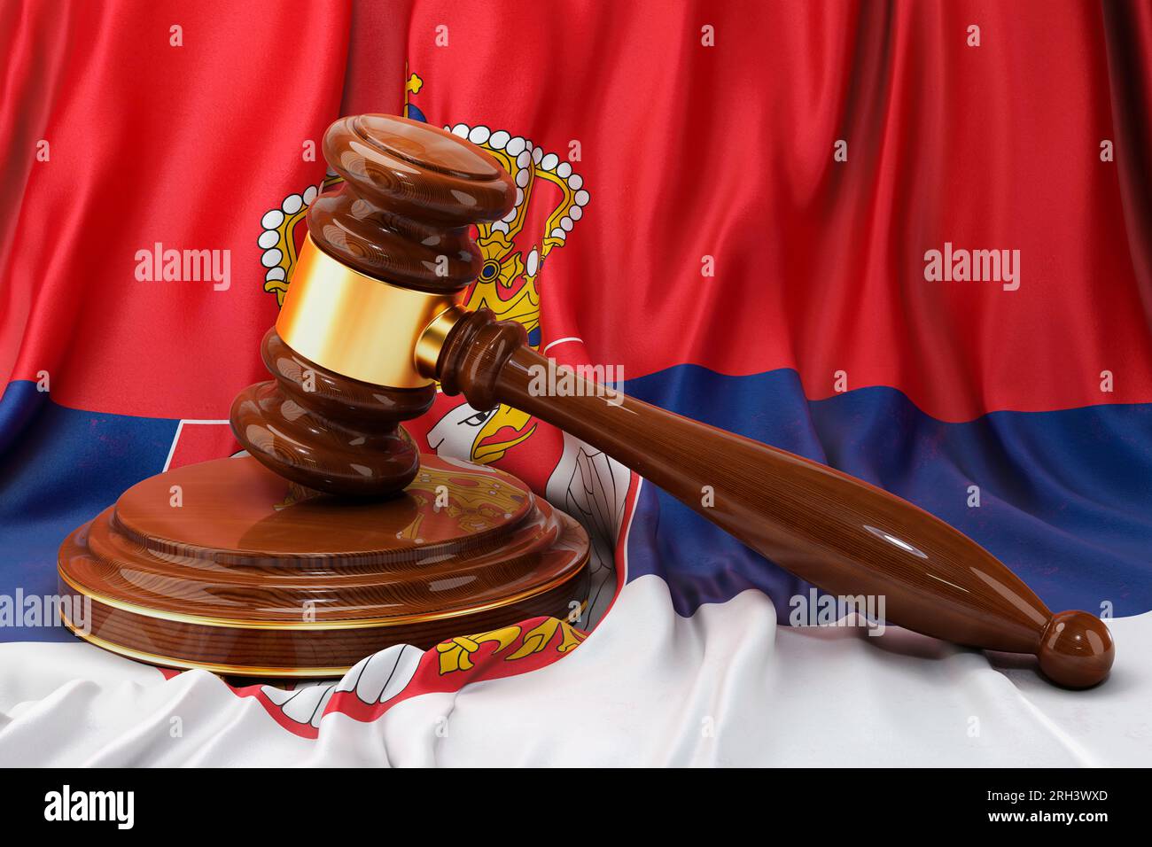 Serbisches Recht und Rechtsbegriff. Holzhammer auf serbischer Flagge, 3D-Darstellung Stockfoto