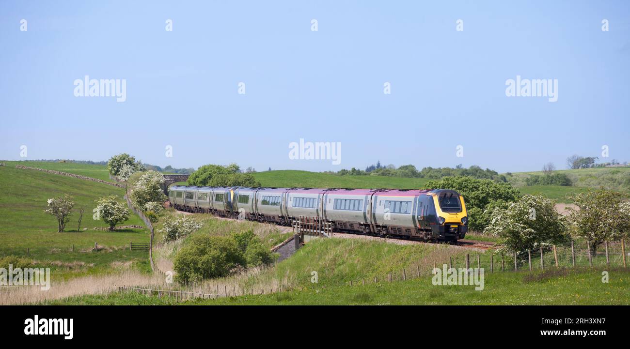2 voyager-Dieselzüge der Baureihe 221 von Avanti West Coast, die Little Creoch im ländlichen Ayrshire, Schottland, durchquerten, wobei ein Zug aufgrund von Streckenarbeiten umgeleitet wurde Stockfoto