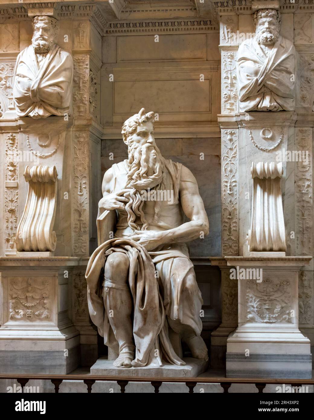 Die unsterbliche Marmorstatue von Michelangelo. Dieses Kunstwerk des italienischen Cinquecento repräsentiert einen Moses mit seinen charakteristischen Hörnern. Stockfoto