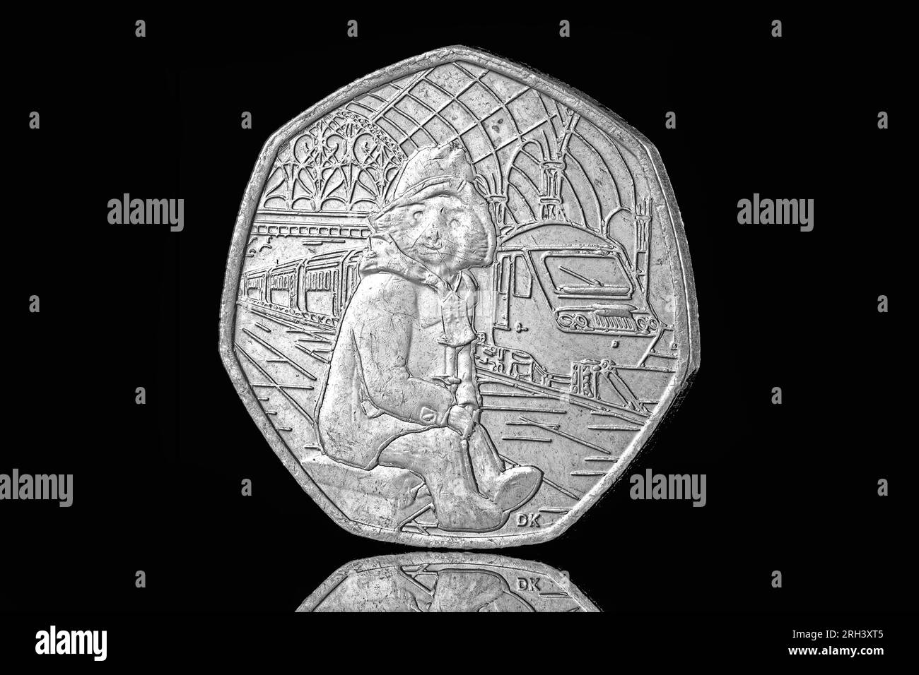 2018 50 Pence Münze mit Paddington Bär an der Paddington Station. Stockfoto