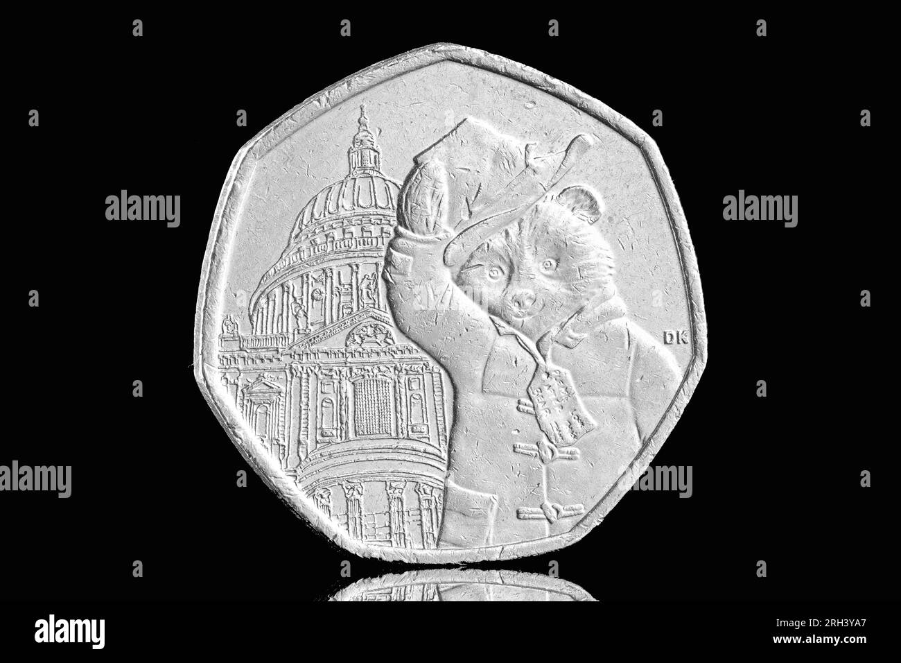 50-Pence-Münze mit einem Paddington Bear at St Pauls Cathedral Design, ausgestellt 2019 von der Royal Mint Stockfoto