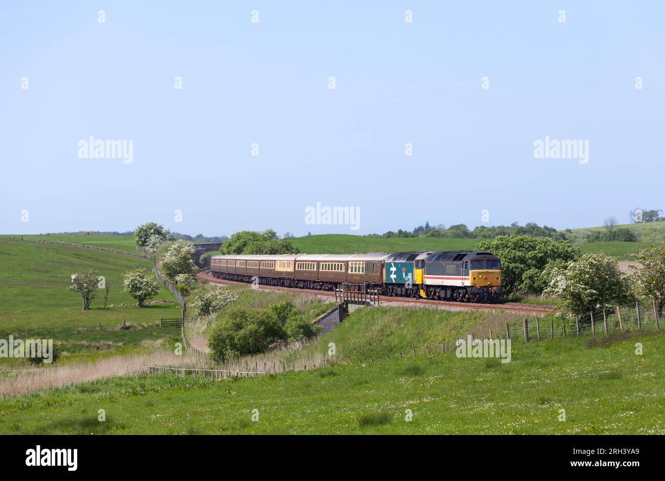 Locomotive Services Baureihe 47 Lokomotiven 47828 + 47593 passieren Little Creoch Ayrshire mit einem leeren Statesman-Charterzug Stockfoto