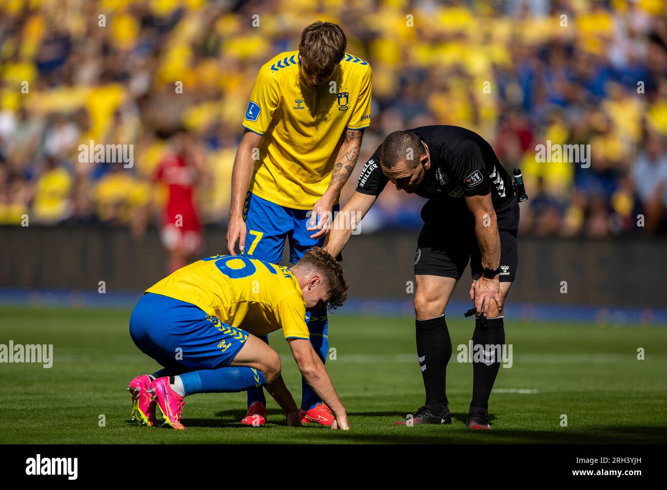 Broendby, Dänemark. 13. Aug. 2023. Schiedsrichter Mads-Kristoffer Kristoffersen überprüft Mathias Kvistgaarden (36) von Broendby IF während des 3F stattfindenden Superliga-Spiels zwischen Broendby IF und Lyngby BK im Broendby Stadion in Broendby. (Foto: Gonzales Photo/Alamy Live News Stockfoto