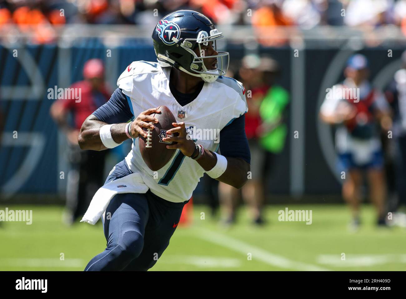 12. August 2023, Chicago, Illinois, USA: Der Quarterback der Tennessee Titans Malik Willis (7) erscheint während des NFL-Fußballspiels zwischen den Chicago Bears und den Tennessee Titans. Stockfoto