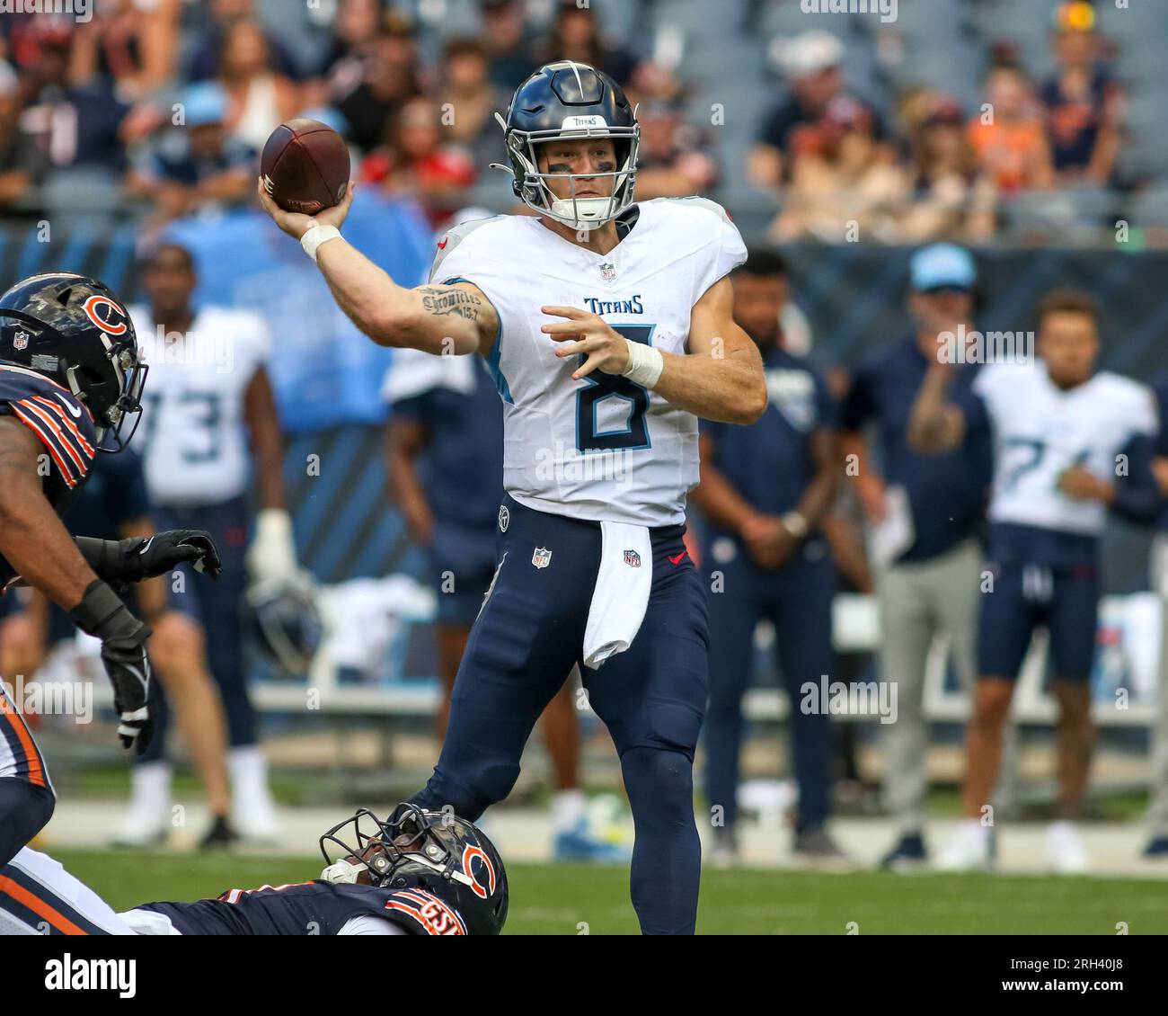 12. August 2023 - Tennessee Titans Quarterback will Levis (8) gibt während des NFL-Footballspiels zwischen den Chicago Bears und den Tennessee Titans in Chicago, Illinois, Pässe ab Stockfoto