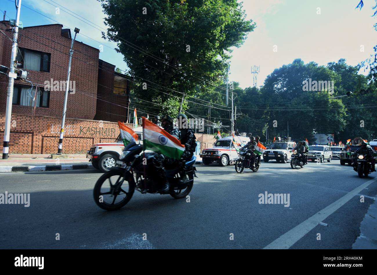 13. August 2023, Srinagar, Jammu und Kaschmir, Indien: Offiziere und Soldaten der indischen paramilitärischen Central Reserve Police Force (CRPF) nehmen an einer Motorrad-Rallye Teil, um den 77. Jahrestag der indischen Unabhängigkeit während der Kampagne „Meri Maati Mera Desh“ (Mein Boden, mein Land) in Srinagar zu feiern. Indien wird am 15. August den 77. Jahrestag seiner Unabhängigkeit von der britischen Herrschaft feiern. (Kreditbild: © Mubashir Hassan/Pacific Press via ZUMA Press Wire) NUR REDAKTIONELLE VERWENDUNG! Nicht für den kommerziellen GEBRAUCH! Stockfoto